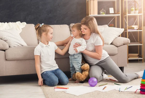 Gelukkig moeder tekenen met haar kinderen — Stockfoto