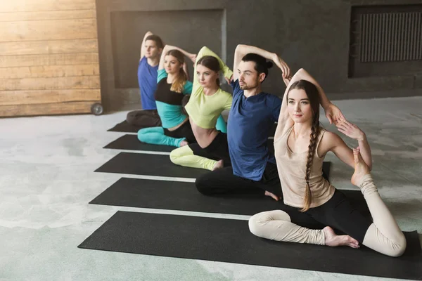 Genç kadın ve erkek yoga sınıfında, deniz kızı poz germe — Stok fotoğraf