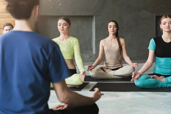 Grupo con instructor de yoga en gimnasio — Foto de Stock