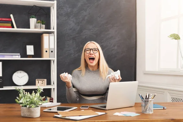 Wściekły biznes kobieta krzyczy w miejscu pracy — Zdjęcie stockowe