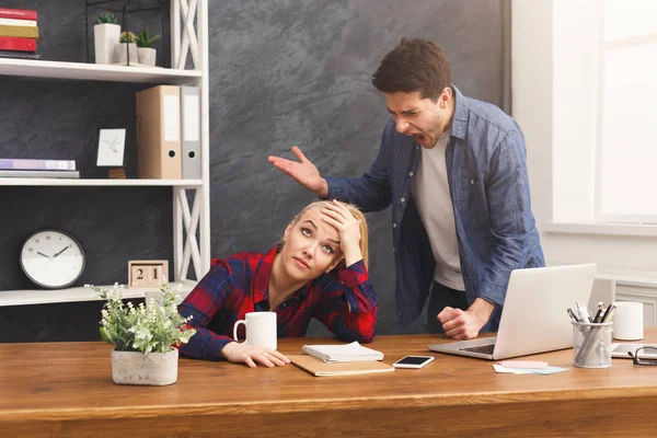 Dois jovens colegas discutindo no escritório — Fotografia de Stock