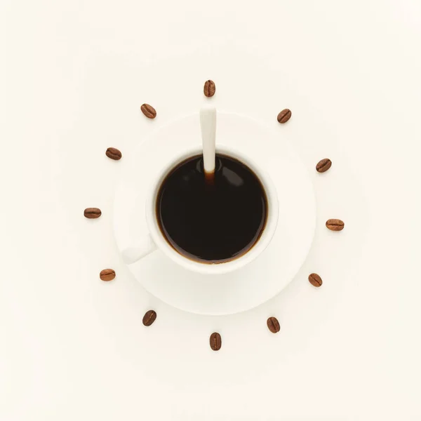 Tasse à café noir et grains torréfiés formant cadran horloge isolé o — Photo