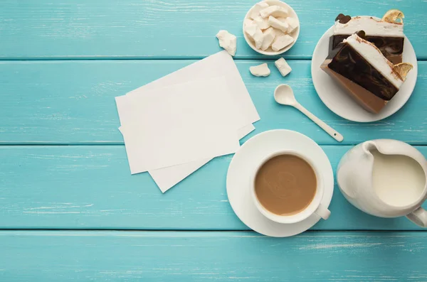 Чашка кофе и торт на бирюзовом деревенском столе, вид сверху — стоковое фото