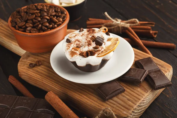 Diverse zoete lekkernijen: gebak en chocolade bars op donkere rustieke ta — Stockfoto