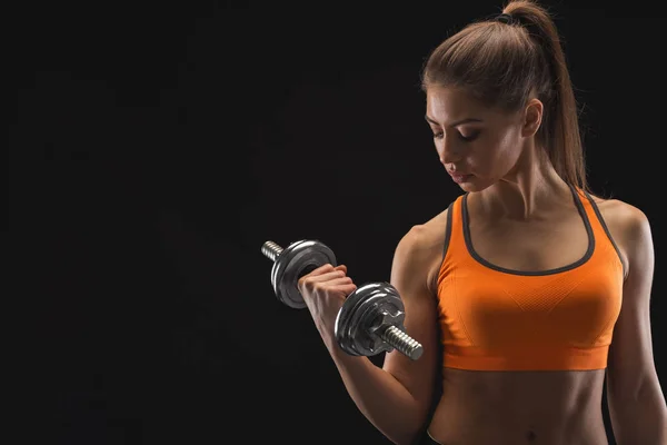 Mujer atlética con mancuerna — Foto de Stock