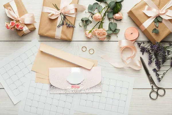 Tarjetas de invitación de boda y sobres en mesa de madera blanca, a —  Fotos de Stock