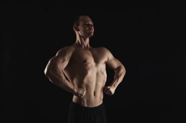 Güçlü atletik adam aidatı çıplak kas vücut