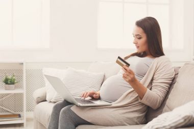 Dalgın kadın online kredi kartı ile alışveriş