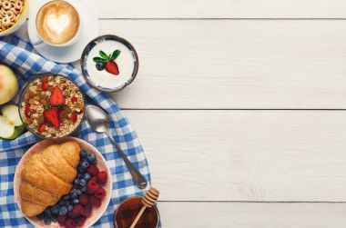 Ahşap masa, kopya alanı zengin bir kahvaltı menüsü