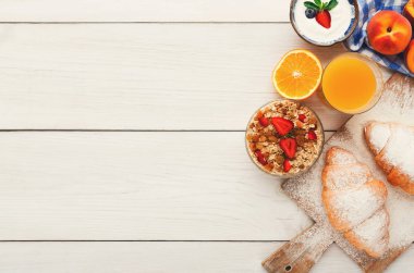 Continental kahvaltı menüsü woden masada