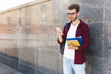 Mutlu adam gri arka plan açık havada üzerinde gözlük manifatura