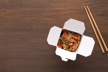 Ahşap masa karton kutuda Funchoza salata