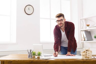 Genç mimar ofis planları ile çalışma