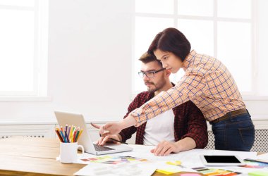 İki arkadaşları mimari proje tartışıyor