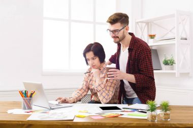 İki arkadaşları mimari proje tartışıyor