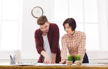 İki arkadaşları mimari proje tartışıyor