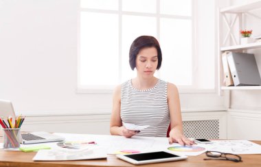 Genç mimar ofis planları ile çalışma