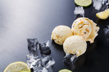 Siyah arka plan üzerine buzlu dondurma kaşık toz