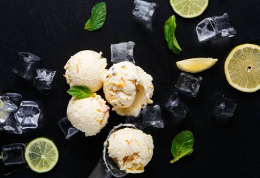 Siyah arka plan üzerine buzlu dondurma kaşık toz