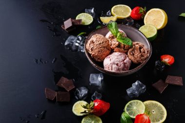 Porsiyon meyve siyah ile dondurma kaşık toz