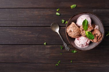 Porsiyon meyve ahşap üzerine dondurma kaşık toz