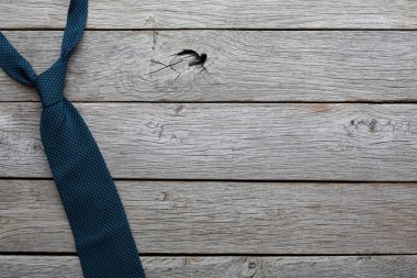 Erkek moda kravat rustik ahşap zemin üzerine