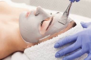 Kadın yüz maskesi Şevval Özçelik Güzellik Spa tarafından alır