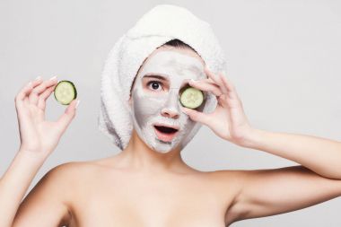 Güzel kız beyaz arka plan, uygulamalı maskesi