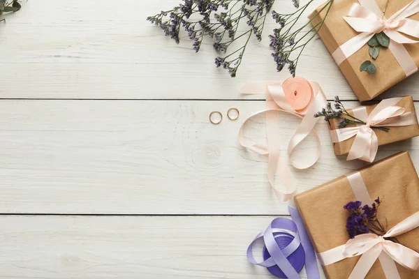 Cadeaux de mariage boîtes sur fond blanc — Photo