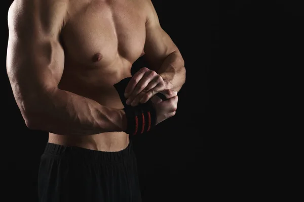 Boxer atletico che avvolge le mani con benda da boxe — Foto Stock