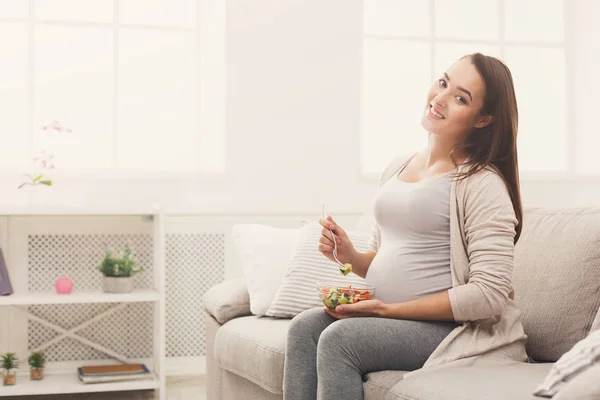 Taze yeşil salata yemek genç hamile kadın — Stok fotoğraf