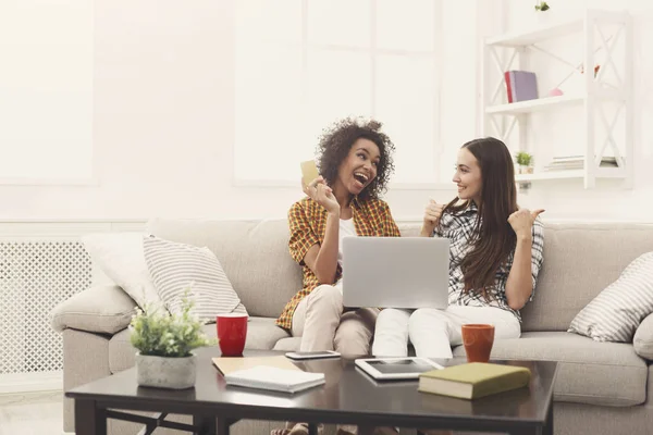 Zwei Frauen online mit Kreditkarte und Laptop — Stockfoto