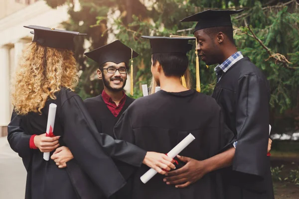 Laureati con un abbraccio di gruppo — Foto Stock