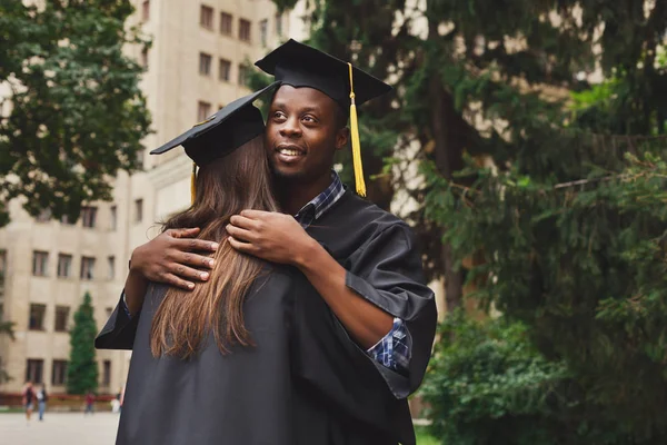 Afgestudeerden hebben een knuffel — Stockfoto