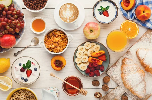 Menú de desayuno continental en la mesa de lana —  Fotos de Stock