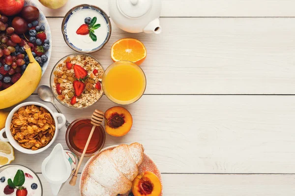 เมนูอาหารเช้าแบบทวีปบนโต๊ะไม้ — ภาพถ่ายสต็อก
