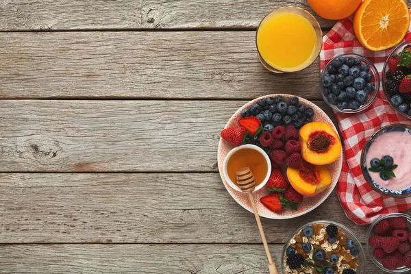 Croissant croccanti freschi e succo d'arancia per i pasti del mattino — Foto Stock