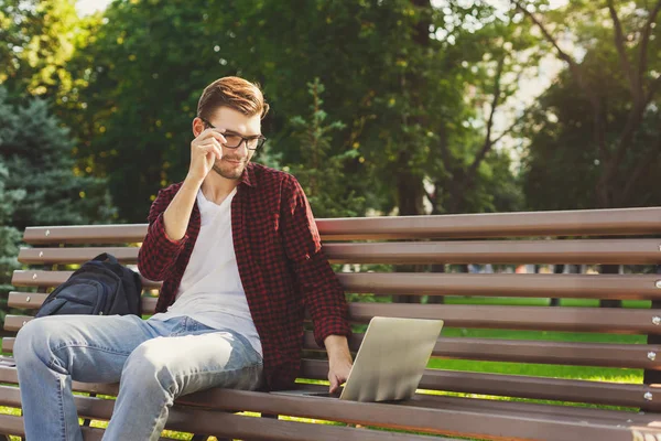 Homem concentrado trabalhando em seu laptop ao ar livre — Fotografia de Stock