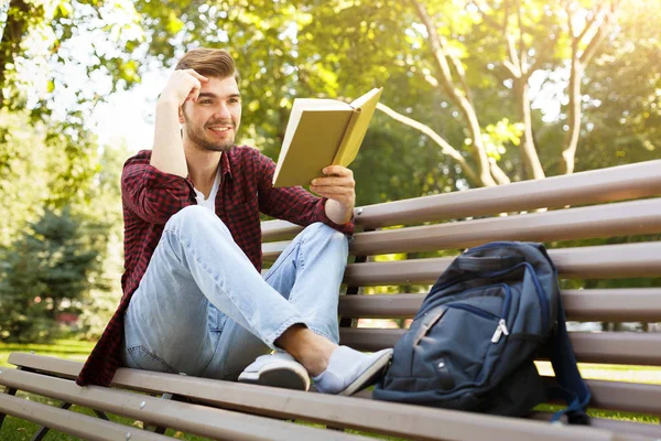 Jovem lendo um livro ao ar livre — Fotografia de Stock