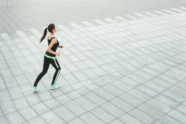 Mujer joven corriendo en el espacio de copia de la ciudad — Foto de Stock