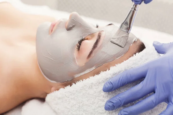 Frau bekommt Gesichtsmaske von Kosmetikerin im Spa — Stockfoto