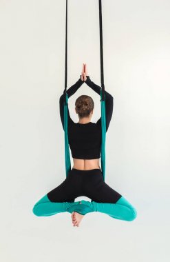 Beyaz arka plan üzerinde sinek yoga uygulamak kadın