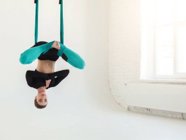 Beyaz arka plan üzerinde sinek yoga uygulamak kadın