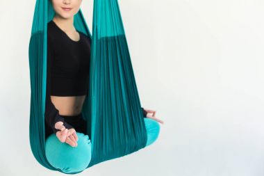 Beyaz arka plan üzerinde sinek yoga uygulamak kadın
