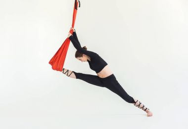 Beyaz arka plan üzerinde sinek yoga uygulamak kadın