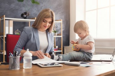 Çalışma ve bebek ile vakit genç anne