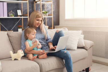 Çalışma ve bebek ile vakit genç anne