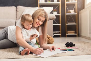 Mutlu anne kızıyla birlikte vakit
