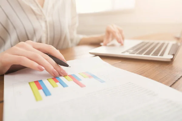 Primer plano de las manos de la mujer escribiendo en el ordenador portátil y comprobar los resultados — Foto de Stock