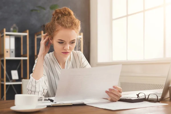 Mujer de negocios leyendo documento en escritorio de oficina — Foto de Stock